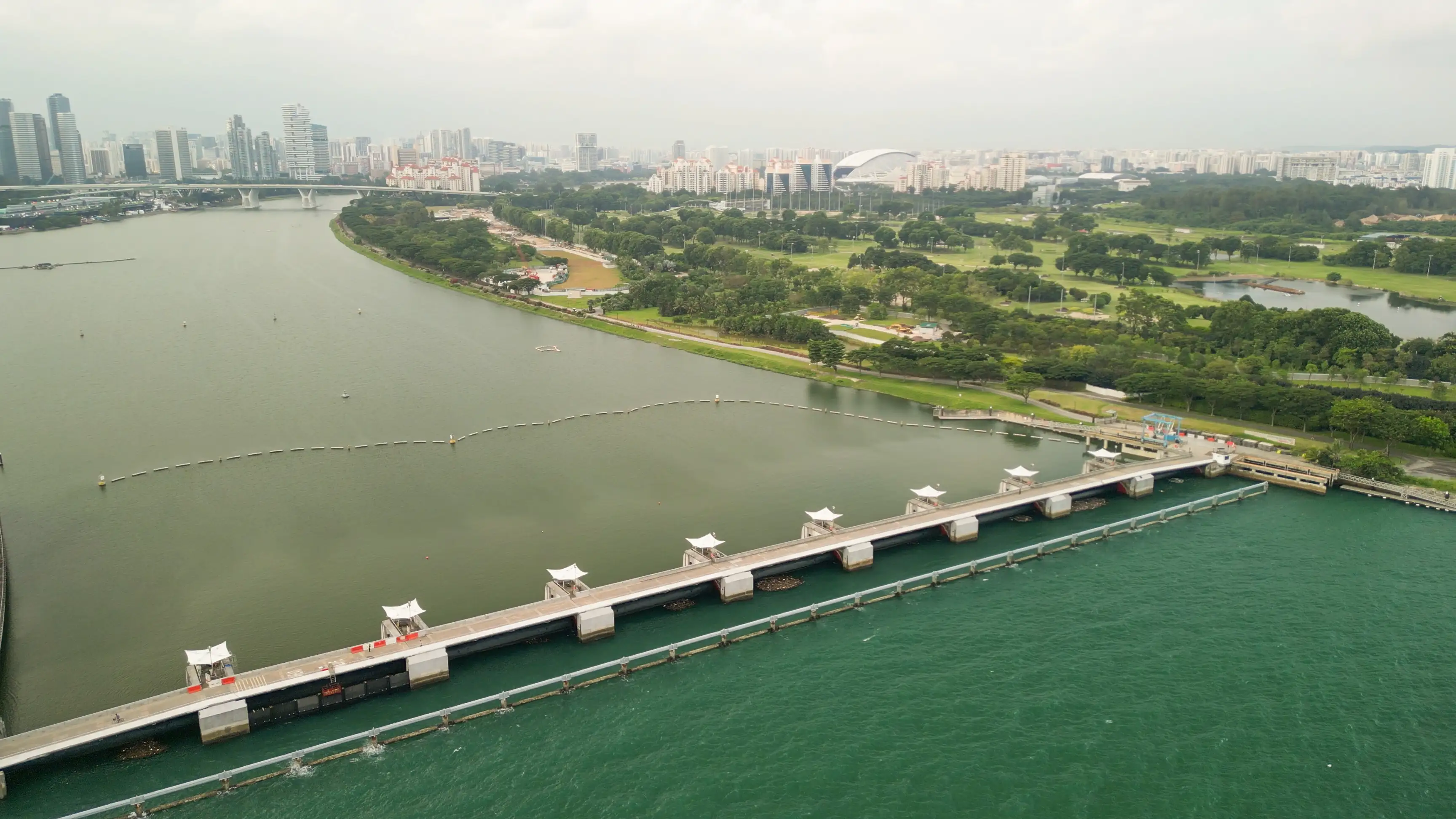 Marina Barrage, Singapore: Aerial view of cityscape and coastline